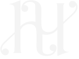 Letras brancas estilizadas “hu” sobre fundo preto.